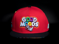 Gorra snapback roja CAYLER & SONS con bordado colorido GOOD MOODS y visera plana negra sobre fondo oscuro