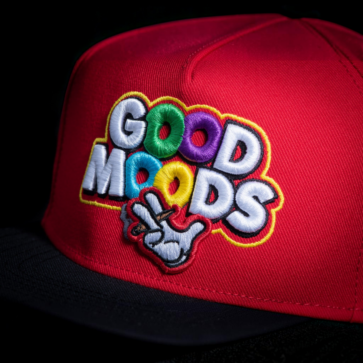 Gorra snapback CAYLER & SONS roja con visera negra y bordado multicolor GOOD MOODS de alta densidad