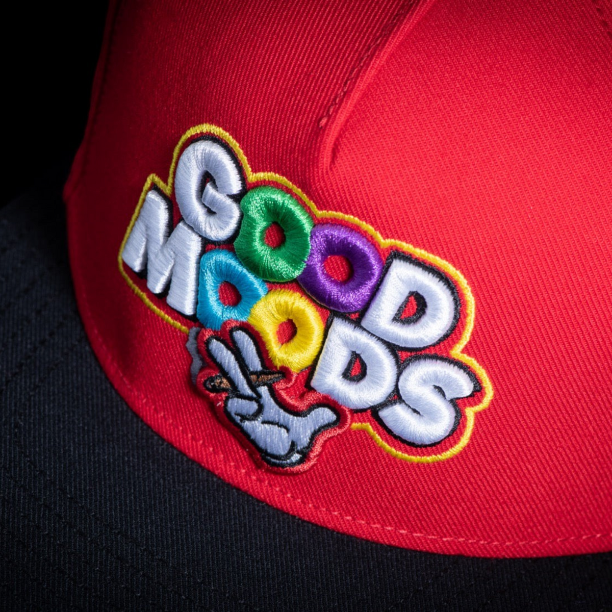 Gorra snapback CAYLER & SONS roja con visera negra y bordado colorido GOOD MOODS en la parte frontal