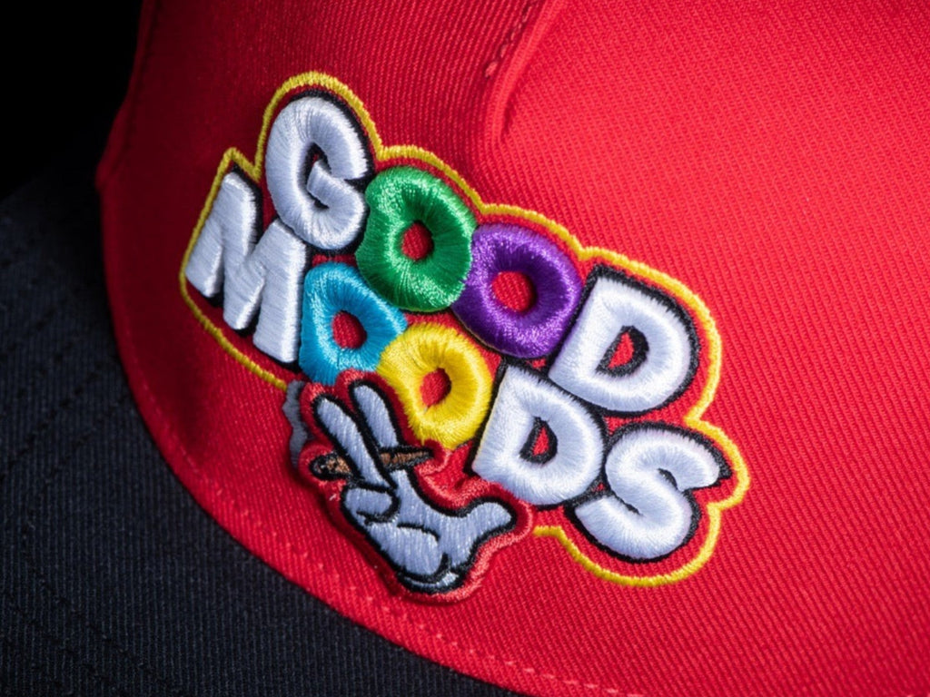 Gorra snapback CAYLER & SONS roja con visera negra y bordado colorido GOOD MOODS en la parte frontal